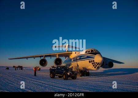 Antartide, stazione di Novolazarevskaya 23 aprile 2020: Un aereo di trasporto e carico Volga-Dnepr il 76 è sotto carico, su un campo di ghiaccio in Antartide, ta Foto Stock