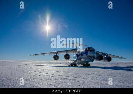 Antartide, stazione di Novolazarevskaya 23 aprile 2020: Un aereo di trasporto e carico Volga-Dnepr il 76 è sotto carico, su un campo di ghiaccio in Antartide, ta Foto Stock