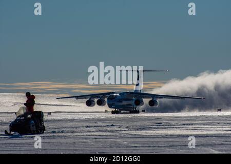 Antartide, stazione di Novolazarevskaya 23 aprile 2020: Un aereo di trasporto e carico Volga-Dnepr il 76 è sotto carico, su un campo di ghiaccio in Antartide, ta Foto Stock