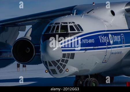 Antartide, stazione di Novolazarevskaya 23 aprile 2020: Un aereo di trasporto e carico Volga-Dnepr il 76 è sotto carico, su un campo di ghiaccio in Antartide, ta Foto Stock
