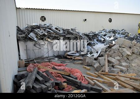 Sprechi di lamiera all'esterno della fabbrica di condotti. Serpentina in acciaio galvanizzato nella fabbrica di condotti. Rotoli confezionati di lamiera d'acciaio, bobine d'acciaio laminate a freddo. Foto Stock