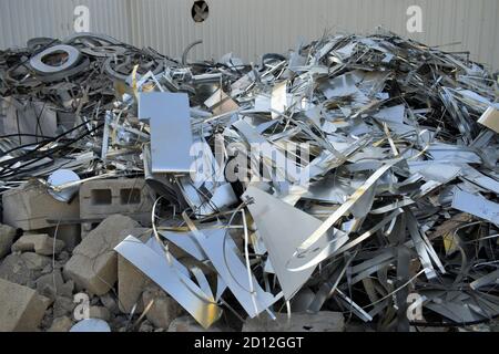 Sprechi di lamiera all'esterno della fabbrica di condotti. Serpentina in acciaio galvanizzato nella fabbrica di condotti. Rotoli confezionati di lamiera d'acciaio, bobine d'acciaio laminate a freddo. Foto Stock