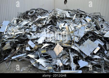 Sprechi di lamiera all'esterno della fabbrica di condotti. Serpentina in acciaio galvanizzato nella fabbrica di condotti. Rotoli confezionati di lamiera d'acciaio, bobine d'acciaio laminate a freddo. Foto Stock