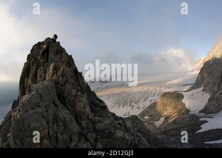 Geografia / viaggio, Francia, dauphin, escursionista di fronte al barre des Ecrins, Parco Nazionale Ecrins, diritti aggiuntivi-clearance-Info-non-disponibile Foto Stock