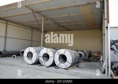 Rotoli di lamiera d'acciaio immagazzinati in magazzino; serpentina d'acciaio galvanizzato in fabbrica di condotte. Rotoli confezionati di lamiera d'acciaio, bobine d'acciaio laminate a freddo. Foto Stock