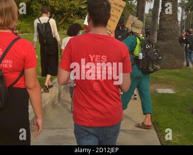 Los Angeles, California, Stati Uniti. 4 Ott 2020. Una coalizione di attivisti del lavoro e dell'ambiente marciano al cancello del palazzo del fondatore di Amazon Jeff Bezo a Beverly Hills, California, domenica 4 ottobre 2020. Gli organizzatori di rally hanno chiesto ad Amazon di essere 'trasparenti e onesti sul numero di casi (COVID-19) che hanno nelle loro strutture'' e di chiedere che gli edifici o i luoghi che hanno casi positivi siano chiusi, sanitizzati professionalmente, e rimangono chiusi per un minimo di 14 giorni con una retribuzione completa per tutti i dipendenti interessati. Foto di Jim Ruymen/UPI Credit: UPI/Alamy Live News Foto Stock