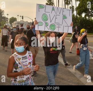 Los Angeles, California, Stati Uniti. 4 Ott 2020. Una coalizione di attivisti del lavoro e dell'ambiente marciano al cancello del palazzo del fondatore di Amazon Jeff Bezo a Beverly Hills, California, domenica 4 ottobre 2020. Gli organizzatori di rally hanno chiesto ad Amazon di essere 'trasparenti e onesti sul numero di casi (COVID-19) che hanno nelle loro strutture'' e di chiedere che gli edifici o i luoghi che hanno casi positivi siano chiusi, sanitizzati professionalmente, e rimangono chiusi per un minimo di 14 giorni con una retribuzione completa per tutti i dipendenti interessati. Foto di Jim Ruymen/UPI Credit: UPI/Alamy Live News Foto Stock