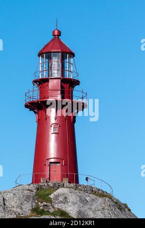 L'arcipelago di Ona è costituito dalle due isole Ona e Husøya. 1867 il famoso faro rosso di 14,7 metri in ghisa fu costruito sulla cima di Onakalven. Foto Stock