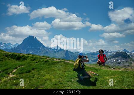 Donne escursionistiche che scattano foto di Pic du Midi Ossau in I Pirenei francesi montagne Foto Stock