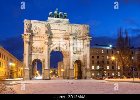 Geografia / viaggio, Germania, Baviera, Monaco, vista a Siegestor (porta della Vittoria) in città con Leopolds, diritti aggiuntivi-clearance-informazioni-non-disponibile Foto Stock