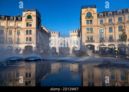 Geografia / viaggio, Germania, Baviera, Monaco, letto circolare fiorito a Karlsplatz Stachus con Karlstor, , diritti aggiuntivi-clearance-Info-non-disponibile Foto Stock
