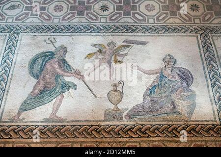 Il mosaico rappresenta il mito di Poseidone e Amymone. Eros è raffigurato tra di loro. Casa di Dionysos, Paphos, Cipro. Foto Stock