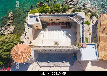 Antiche mura medievali della città e il castello nella città di Krk in Croazia, drone vista aerea Foto Stock