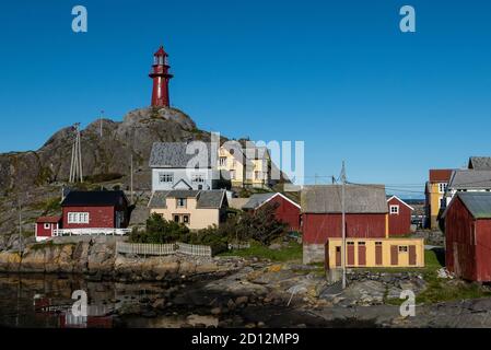 L'arcipelago di Ona è costituito dalle due isole Ona e Husøya. 1867 il famoso faro rosso di 14,7 metri in ghisa fu costruito sulla cima di Onakalven. Foto Stock