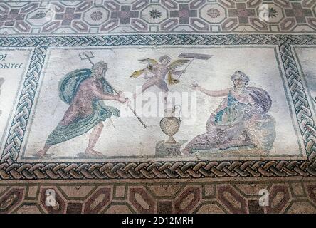 Il mosaico rappresenta il mito di Poseidone e Amymone. Eros è raffigurato tra di loro. Casa di Dionysos, Paphos, Cipro. Foto Stock