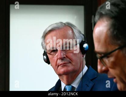 Berlino, Germania. 05 ottobre 2020. Heiko Maas (SPD, r), ministro degli Affari esteri, e Michel Barnier, capo negoziatore dell'Unione europea per il brexite, tengono una conferenza stampa dopo un incontro presso il Ministero degli Affari Esteri federale. Credit: TOBIAS Schwarz/AFP POOL /dpa/Alamy Live News Foto Stock