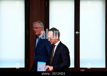 Berlino, Germania. 05 ottobre 2020. Heiko Maas (SPD, r), ministro degli Affari esteri, e Michel Barnier, capo negoziatore dell'Unione europea per il brexite, lasciano una conferenza stampa dopo una riunione presso il Ministero degli Affari Esteri federale. Credit: TOBIAS Schwarz/AFP POOL /dpa/Alamy Live News Foto Stock