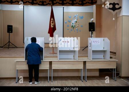 (201005) -- BISHKEK, 5 ottobre 2020 (Xinhua) -- una persona si prepara a votare ad un seggio a Bishkek, Kirghizistan, il 4 ottobre 2020. Le elezioni parlamentari si sono concluse in Kirghizistan domenica scorsa. Secondo i dati di lettura automatica delle scatole di voto, quattro parti -- Birimdik (24.54 per cento), Mekenim Kirghizistan (23.9 per cento), Kirghizistan (8.74 per cento) e Butun Kirghizistan (7.09 per cento) -- hanno superato la soglia del 7 per cento e possono entrare nel parliament.The dati ufficiali saranno annunciati dopo il conteggio manuale di tutte le schede di voto. (Foto di Roman/Xinhua) Foto Stock