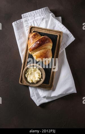 Pila di Pancake fatti in casa serviti sulla piastra con frutti di bosco, menta, vasetti di vetro di yogurt, bottiglia di limonata, insalata di frutta in rosa dragon frutta oltre te grigio Foto Stock