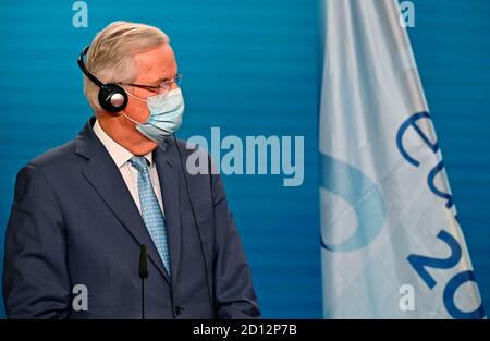 Berlino, Germania. 05 ottobre 2020. Michel Barnier, capo negoziatore dell'Unione europea per la brexite, indossa un protettore per bocca e naso durante una successiva conferenza stampa congiunta a seguito di un incontro con il ministro degli Esteri Maas presso il Ministero degli Esteri federale. Credit: TOBIAS Schwarz/AFP POOL /dpa/Alamy Live News Foto Stock