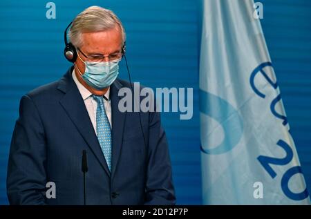 Berlino, Germania. 05 ottobre 2020. Michel Barnier, capo negoziatore dell'Unione europea per la brexite, indossa un protettore per bocca e naso durante una successiva conferenza stampa congiunta a seguito di un incontro con il ministro degli Esteri Maas presso il Ministero degli Esteri federale. Credit: TOBIAS Schwarz/AFP POOL /dpa/Alamy Live News Foto Stock