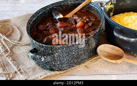 Stufato di manzo italiano - stufato in una pentola di stufato Foto Stock