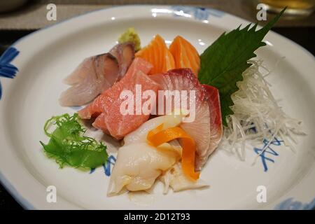 Primo piano Sashimi assortiti - tonno, salmone, pesce Hamachi e fresco calma Foto Stock