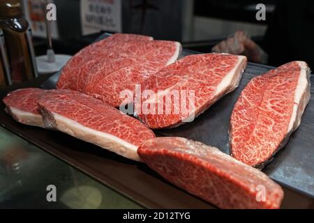 Primo piano i pacchetti di bistecca di manzo di Wagyu esposti sullo scaffale Foto Stock