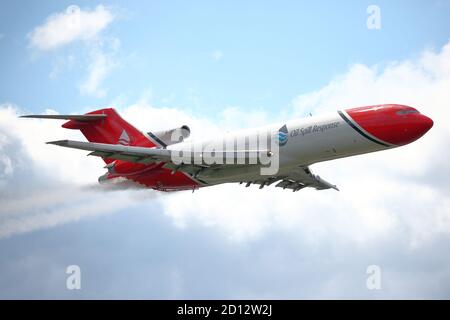 Al Farnborough International Airshow 2016 T2 Aviation's Boeing 727-2S2F ha dimostrato come l'azienda combatte le fuoriuscite di petrolio, Hampshire, Regno Unito Foto Stock