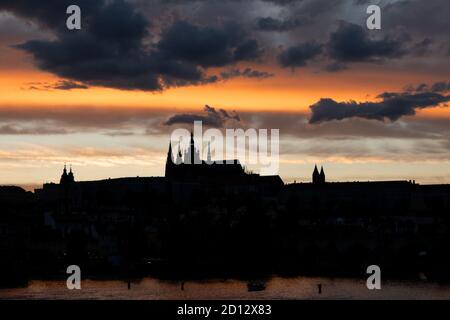 Vista del Castello di Praga, punto di riferimento turistico sul fiume Moldavia (Moldau) a Praga, Repubblica Ceca, Europa. Splendido paesaggio cittadino con monumenti Foto Stock