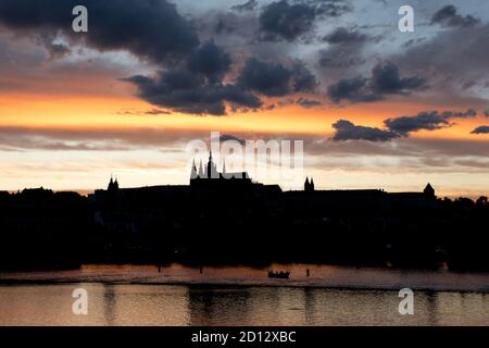 Vista del Castello di Praga, punto di riferimento turistico sul fiume Moldavia (Moldau) a Praga, Repubblica Ceca, Europa. Splendido paesaggio cittadino con monumento Foto Stock