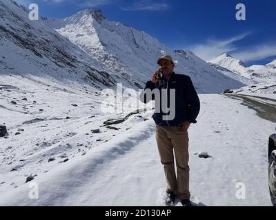 Bella valle di zona collinare e montagne in india. Splendida destinazione per i turisti di viaggiare e alpinismo sulla catena montuosa dell'Himalaya Foto Stock