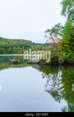 Vista del Lac Rond lago, in Sainte-Adele, Laurentian Mountains, Quebec, Canada Foto Stock