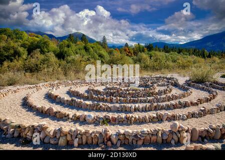 DE - BAVARIA: Cerchi di pietra sulle rive del fiume Isar a Hohenreuth vicino a Lenggries Foto Stock