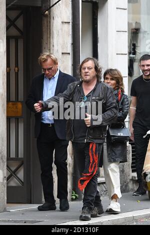 Roma, Italia. 02 ottobre 2020. * NO WEB * Roma, il famoso cantante Zucchero fotografato per le strade della capitale con sua moglie. Le due passeggiate prima di ritornare all'hotel. Credit: Agenzia fotografica indipendente/Alamy Live News Foto Stock