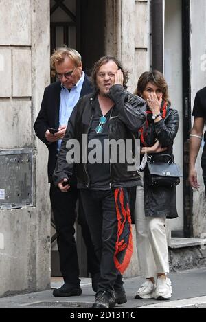 Roma, Italia. 02 ottobre 2020. * NO WEB * Roma, il famoso cantante Zucchero fotografato per le strade della capitale con sua moglie. Le due passeggiate prima di ritornare all'hotel. Credit: Agenzia fotografica indipendente/Alamy Live News Foto Stock