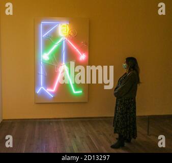 Londra UK 05 ottobre 2020 Bruce Nauman è riconosciuto come uno degli artisti più innovativi e influenti della fine del ventesimo e dell'inizio del ventunesimo secolo. Questa mostra al Tate Modern sarà la prima a mostrare l'ampia gamma di opere di Nauman a Londra da oltre 20 anni. Hanged Man 1985.Paul Quezada-Neiman/Alamy Live News Foto Stock