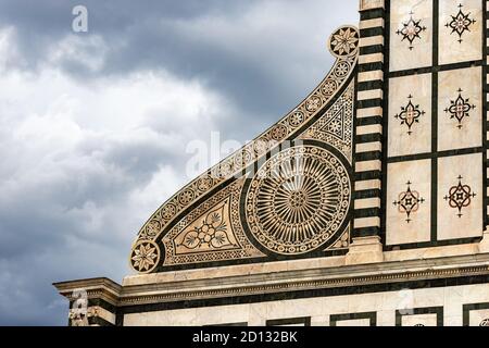 Firenze, primo piano della facciata principale della famosa Basilica di Santa Maria Novella, in stile gotico-rinascimentale, Toscana, Italia. Foto Stock