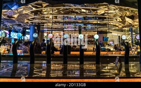 Birra alla spina in un bar alla moda a Shenzhen, Cina Foto Stock