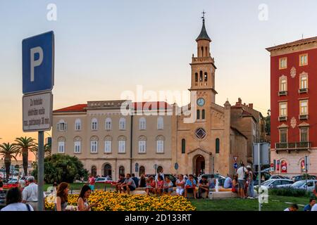 SPALATO, CROAZIA - 2017 AGOSTO 15. La chiesa e il monastero di San Frane con fiori colorati a Spalato. Foto Stock