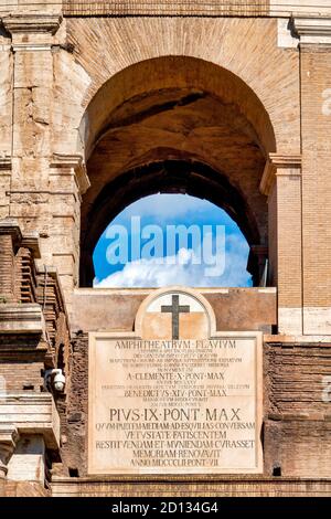 Arco del Colosseo con l'iscrizione che pubblicizza i lavori di restauro di Papa Benedetto XIV e Papa Pio IX, Roma, Italia Foto Stock