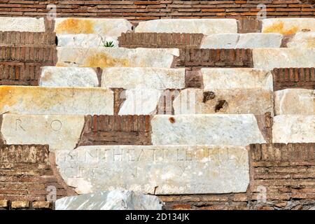 Particolare degli stand all'interno del Colosseo, Roma, Italia Foto Stock