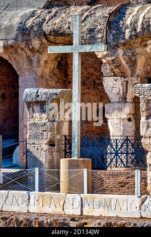 Attraversa il Colosseo, Roma, Italia Foto Stock