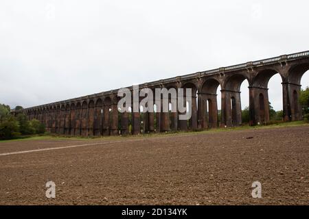 Vista laterale di un viadotto da lontano Foto Stock