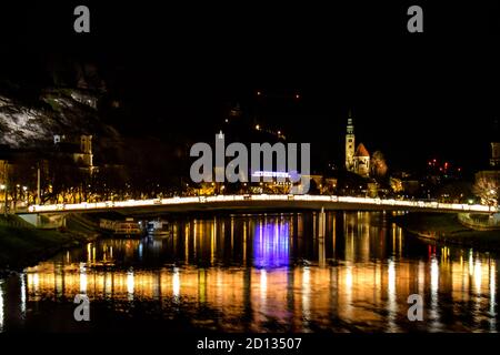 castello di salisburgo di notte in austria Foto Stock