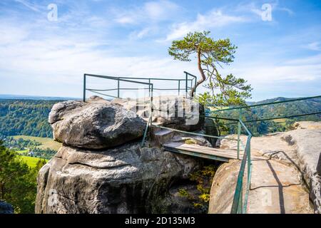Punto di osservazione di Husnik sulla cima della formazione di pietra arenaria. Besedice Rocks in Bohemian Paradise, ceco: Cesky raj, Repubblica Ceca Foto Stock