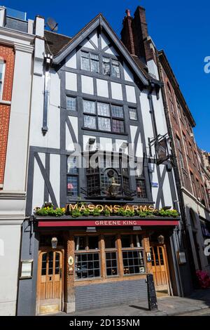 Londra, UK, 1 aprile 2012 : Masons Arms una tradizionale casa pubblica britannica che serve alcolici e una quintessenza inglese pub menù stock foto imag Foto Stock