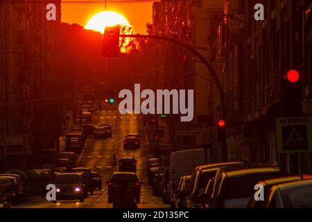 TORRENT, SPAIN - Jul 19, 2017: Esperando al sol en el atardecer, coinciodiendo en el centro de la via publicica. Rojos. Foto Stock