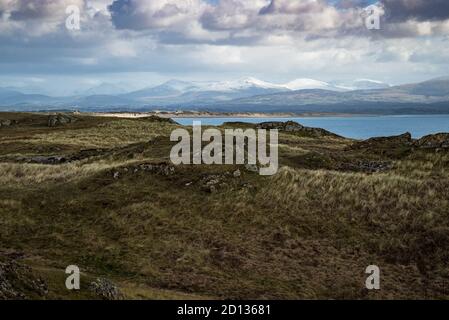 Vista dalla penisola di Llanddwyn su Angelsey passato Newborough spiaggia Foto Stock