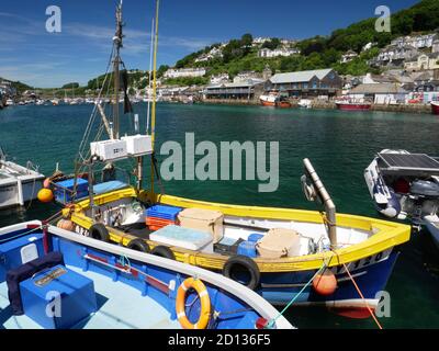 Guardando il fiume dal porto di West Looe, Cornovaglia. Foto Stock